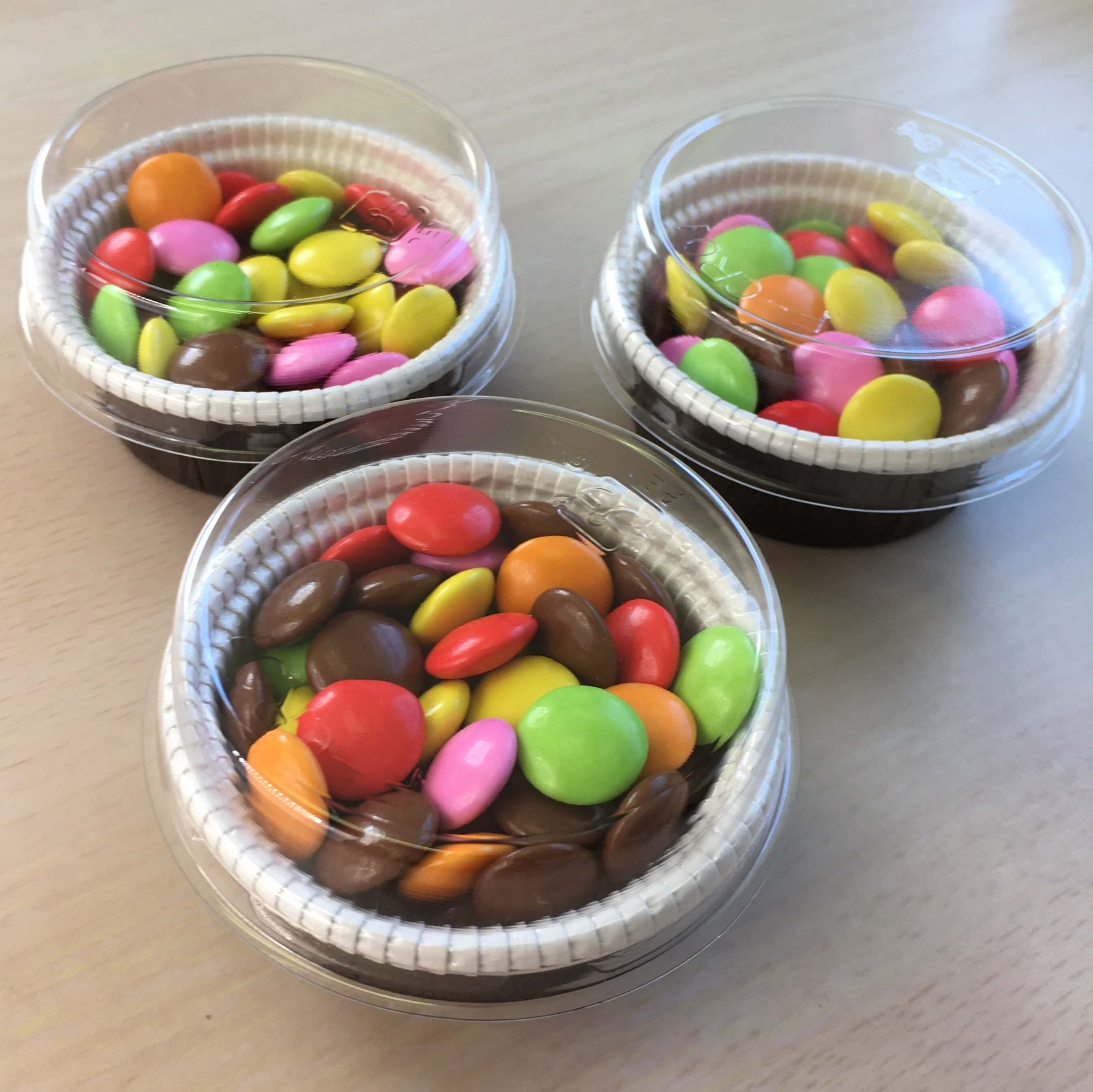 マーブルチョコが入った小さなギフトカップ